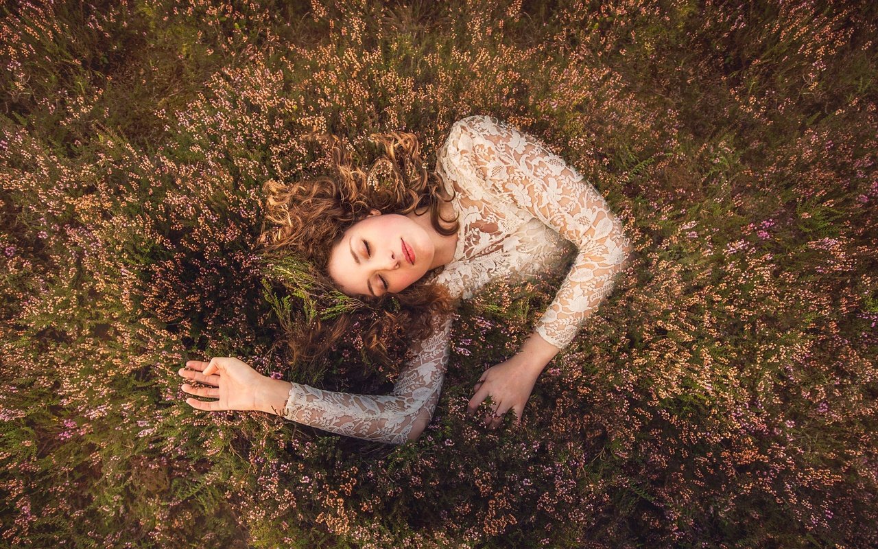 Обои цветы, природа, девушка, платье, сон, flowers, nature, girl, dress, sleep разрешение 2048x1425 Загрузить