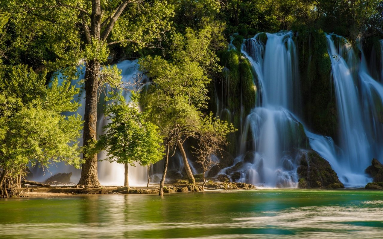 Обои деревья, река, водопад, босния и герцеговина, kravice falls, trebizat river, trees, river, waterfall, bosnia and herzegovina разрешение 2048x1280 Загрузить