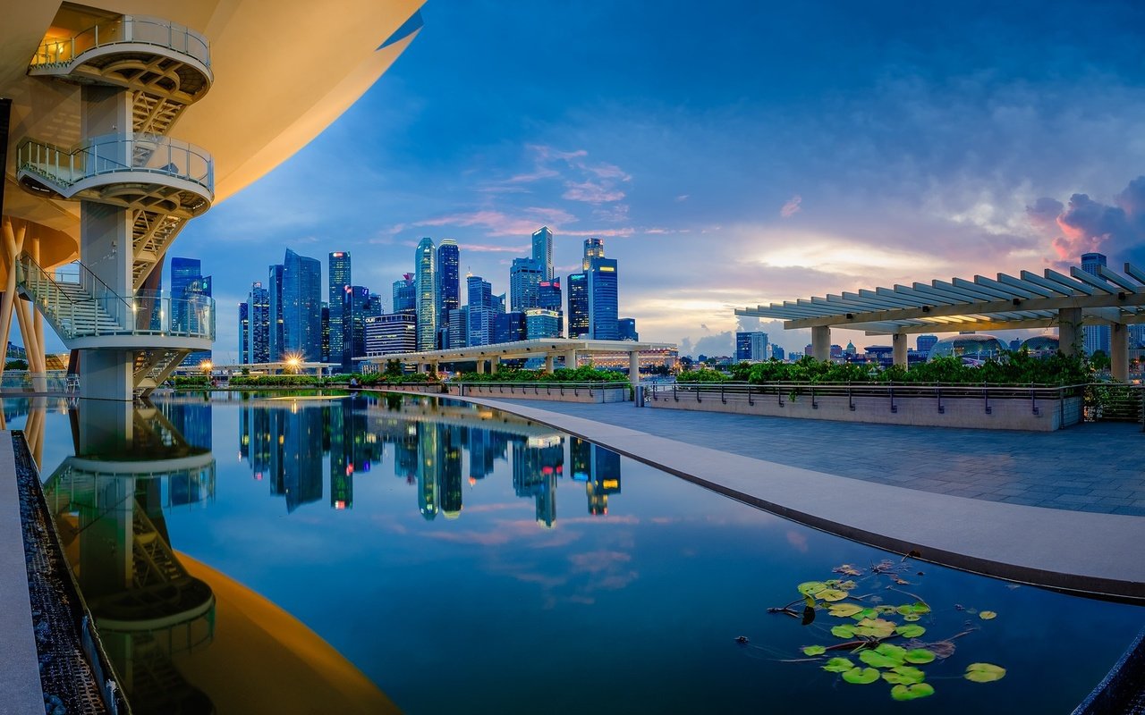 Обои небо, облака, отражение, сингапур, marina bay sands, arts and science museum, the sky, clouds, reflection, singapore разрешение 2048x1152 Загрузить