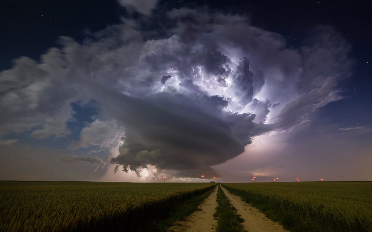 Обои небо, дорога, ночь, природа, молния, поле, гроза, циклон, the sky, road, night, nature, lightning, field, the storm, cyclone разрешение 1920x1080 Загрузить