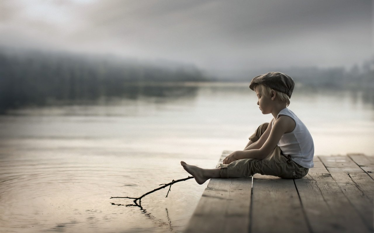 Обои озеро, мост, дети, ребенок, мальчик, палка, кепка, lake, bridge, children, child, boy, stick, cap разрешение 2560x1651 Загрузить