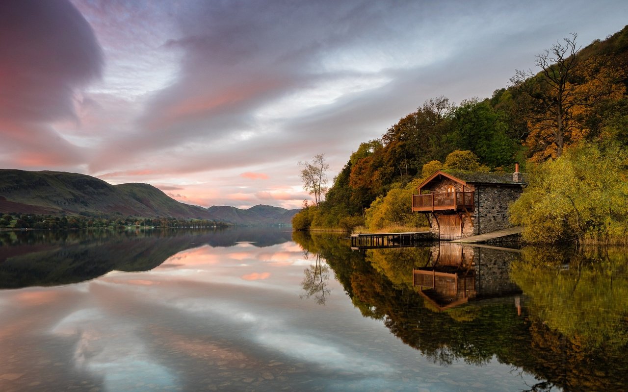 Обои вечер, озеро, горы, закат, отражение, осень, домик, the evening, lake, mountains, sunset, reflection, autumn, house разрешение 2048x1363 Загрузить