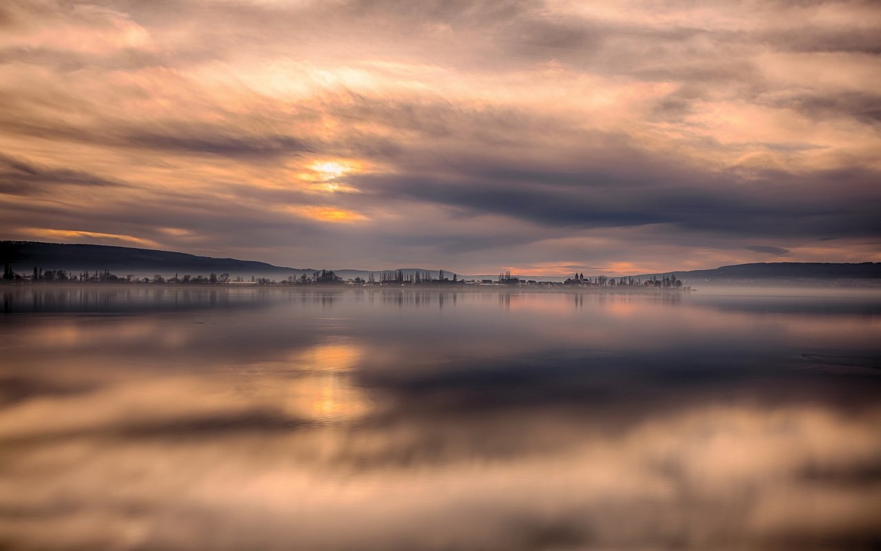 Обои небо, озеро, горы, тучи, горизонт, тишина, the sky, lake, mountains, clouds, horizon, silence разрешение 1920x1200 Загрузить