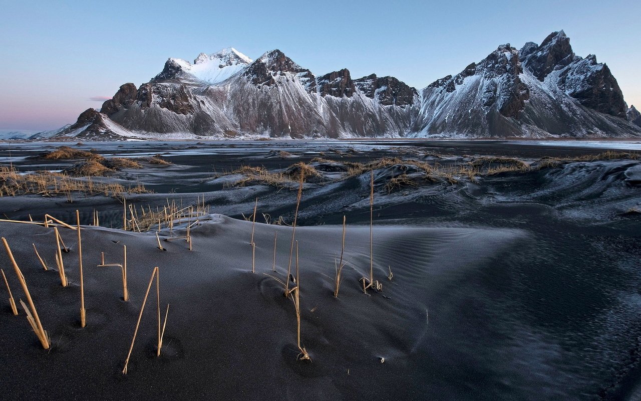 Обои горы, песок, исландия, vestrahorn, чёрный песок, вестрахорн, mountains, sand, iceland, black sand, westerhorn разрешение 1920x1080 Загрузить