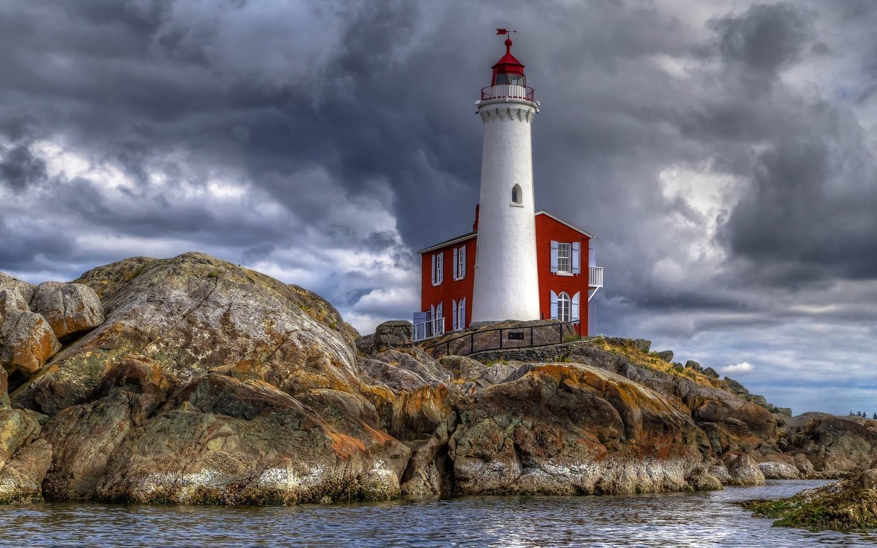Обои скалы, море, маяк, канада, британская колумбия, rocks, sea, lighthouse, canada, british columbia разрешение 2048x1368 Загрузить