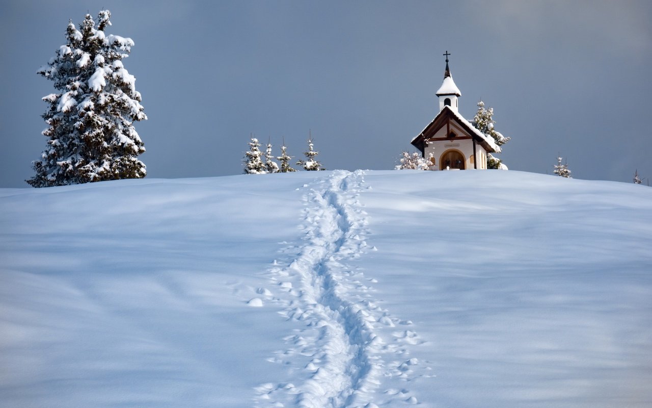 Обои снег, зима, церковь, следы, ели, часовня, snow, winter, church, traces, ate, chapel разрешение 2048x1365 Загрузить