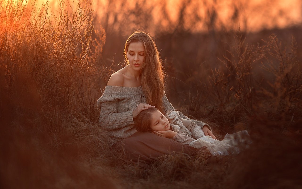 Обои трава, закат, мама, дочка, grass, sunset, mom, daughter разрешение 2593x1729 Загрузить