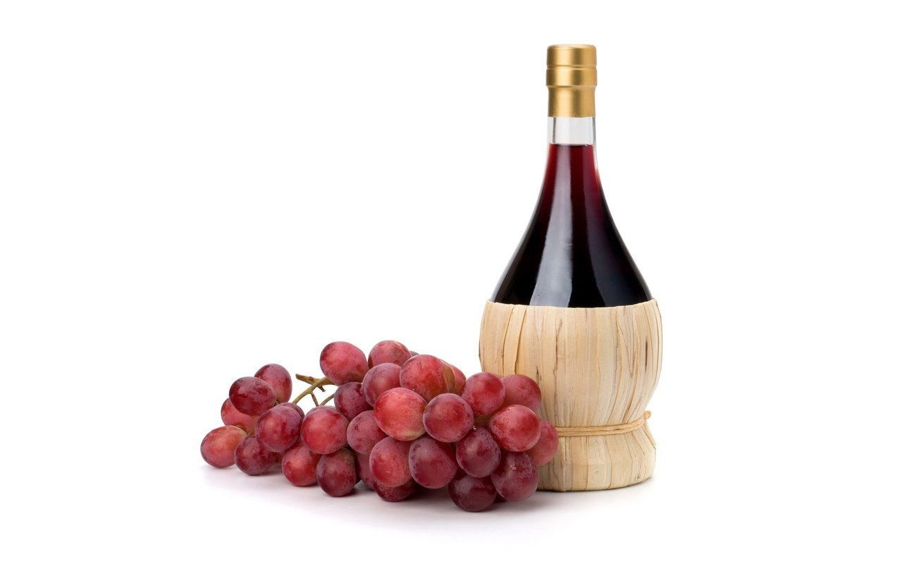 Обои виноград, красный, белый фон, вино, бутылка, гроздь, grapes, red, white background, wine, bottle, bunch разрешение 6400x4000 Загрузить