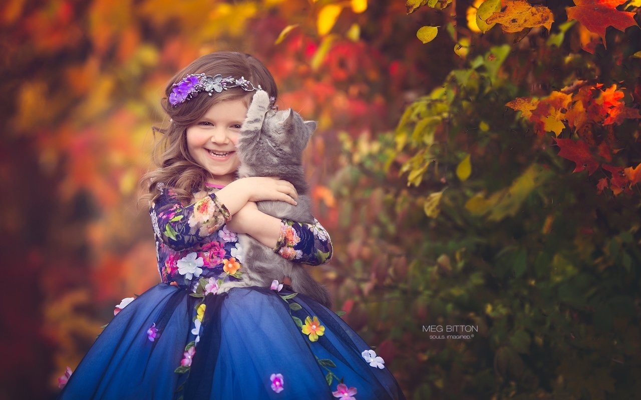 Обои цветы, смех, природа, платье, кот, осень, девочка, ребенок, животное, flowers, laughter, nature, dress, cat, autumn, girl, child, animal разрешение 2048x1322 Загрузить