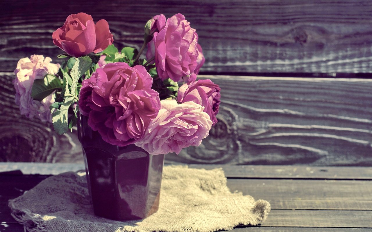 Обои цветы, розы, доски, ткань, букет, мешковина, flowers, roses, board, fabric, bouquet, burlap разрешение 4629x3075 Загрузить