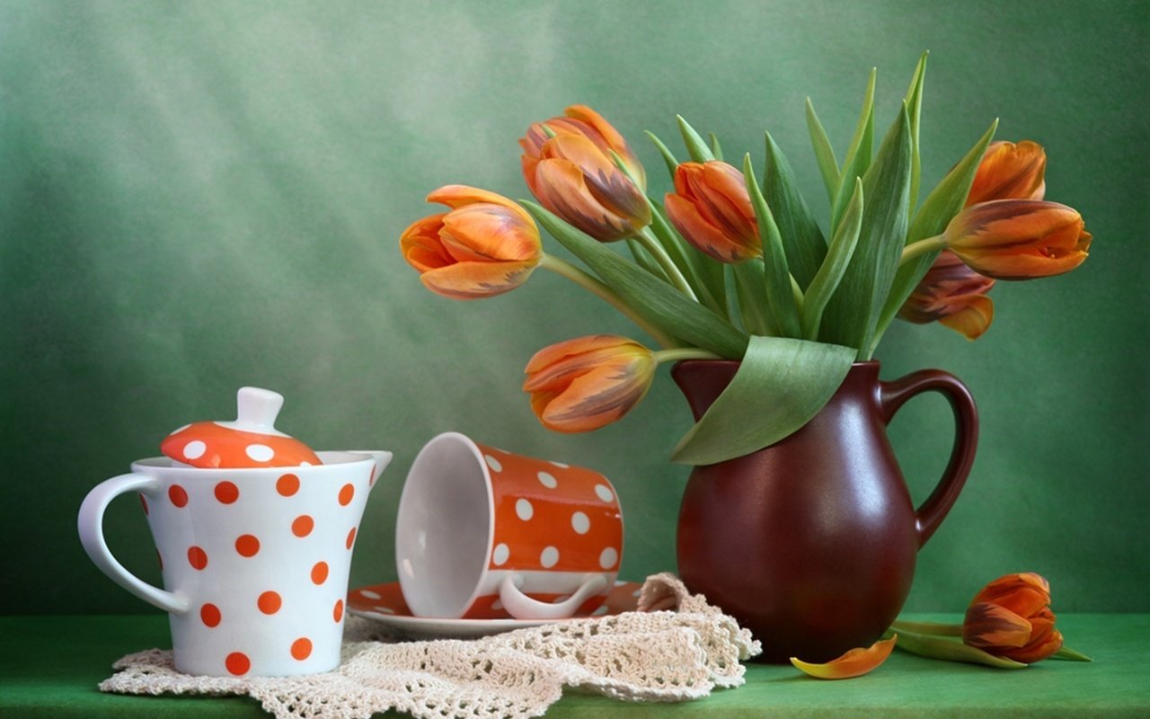 Обои натюрморт, цветы, кружка, тюльпаны, чашка, ваза, салфетка, чайник, кувшин, still life, flowers, mug, tulips, cup, vase, napkin, kettle, pitcher разрешение 2000x1334 Загрузить