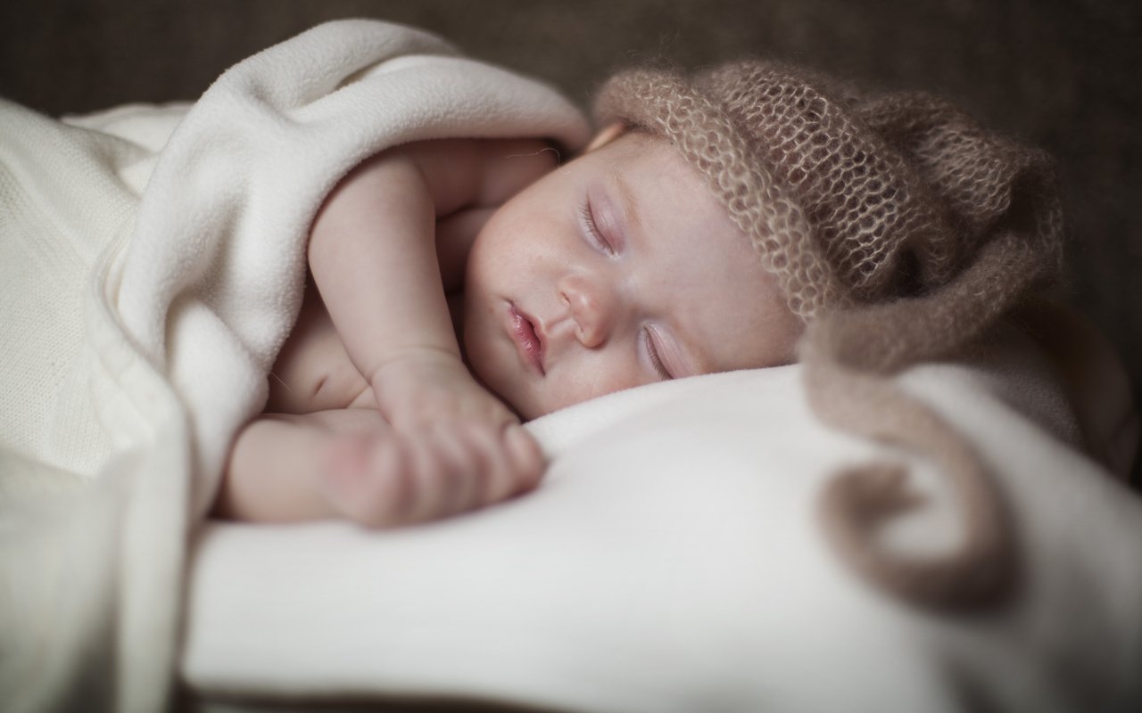 Обои сон, ребенок, малыш, младенец, шапочка, постель, sleep, child, baby, cap, bed разрешение 5346x3558 Загрузить
