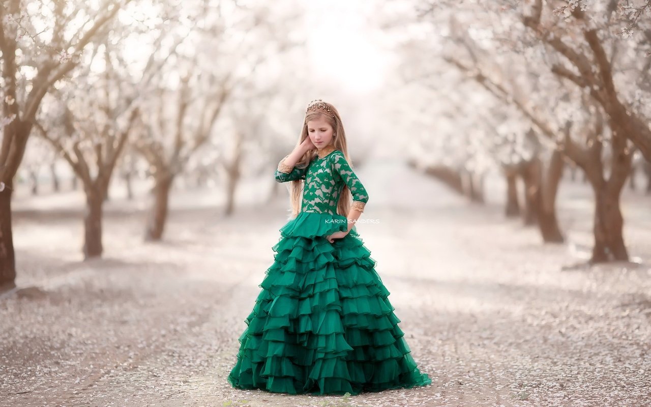 Обои деревья, фон, платье, дети, девочка, волосы, лицо, trees, background, dress, children, girl, hair, face разрешение 2048x1365 Загрузить