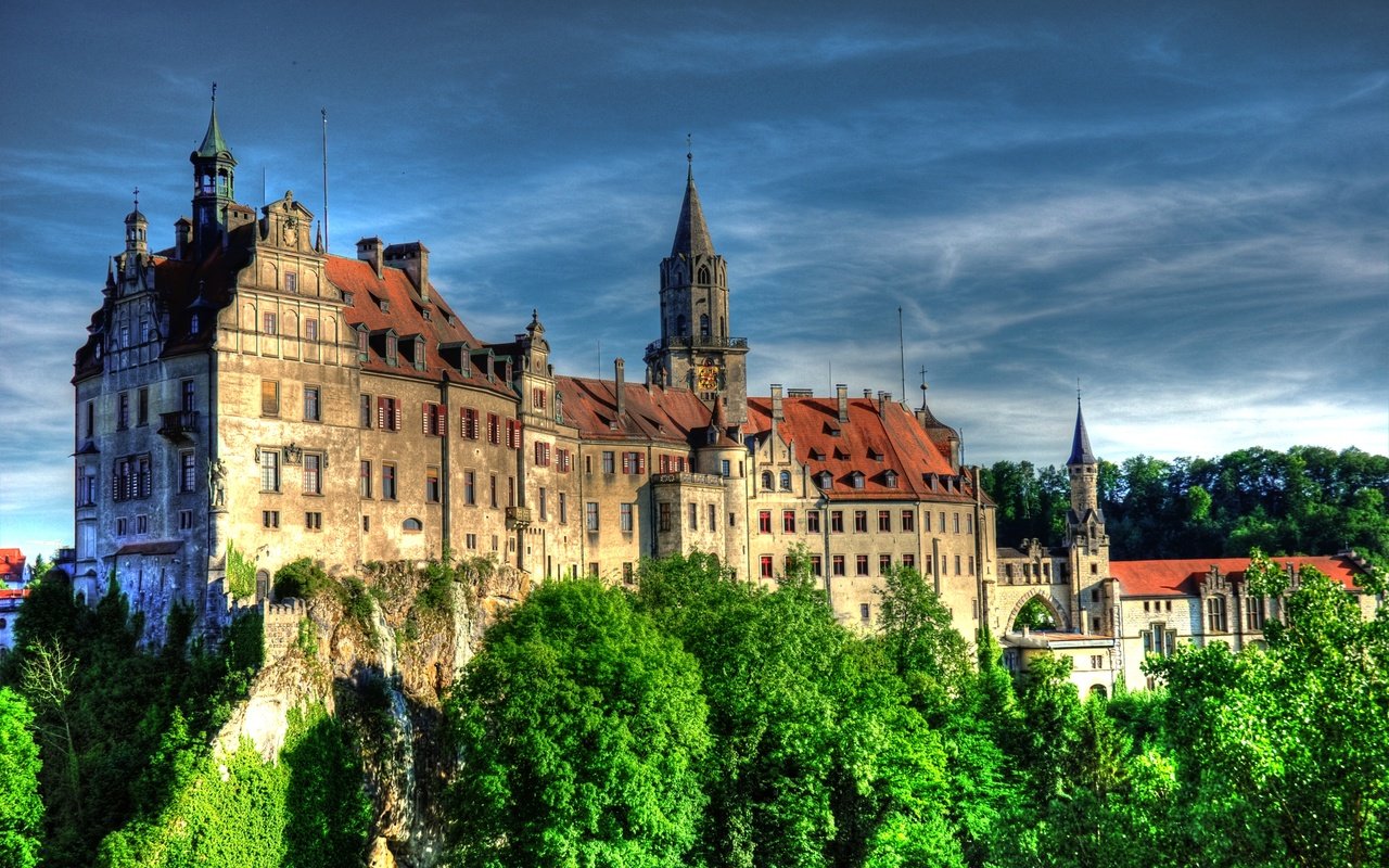 Обои небо, замок, город, германия, sigmaringen, замок зигмаринген, schloss sigmaringen, the sky, castle, the city, germany, sigmaringen castle разрешение 3872x2592 Загрузить