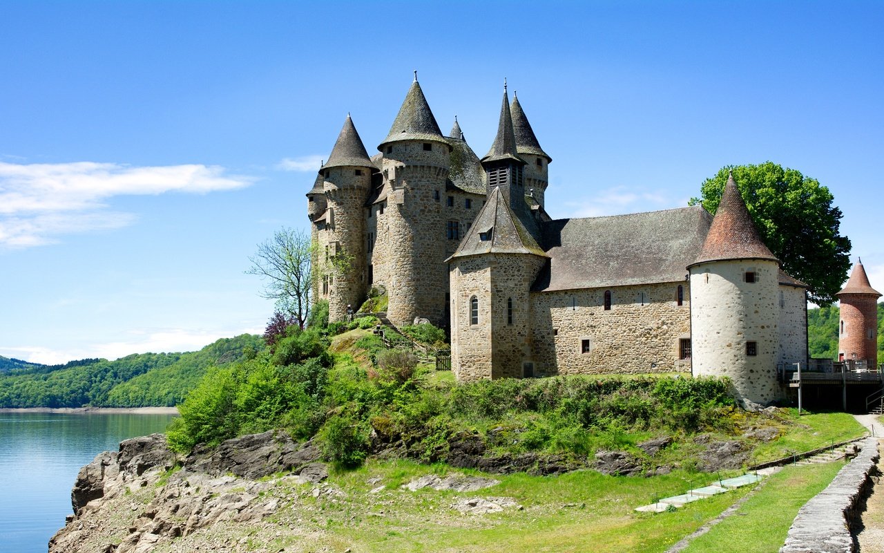 Обои небо, озеро, солнце, зелень, лес, замок, франция, chateau de val, lanobre, the sky, lake, the sun, greens, forest, castle, france разрешение 3404x2000 Загрузить