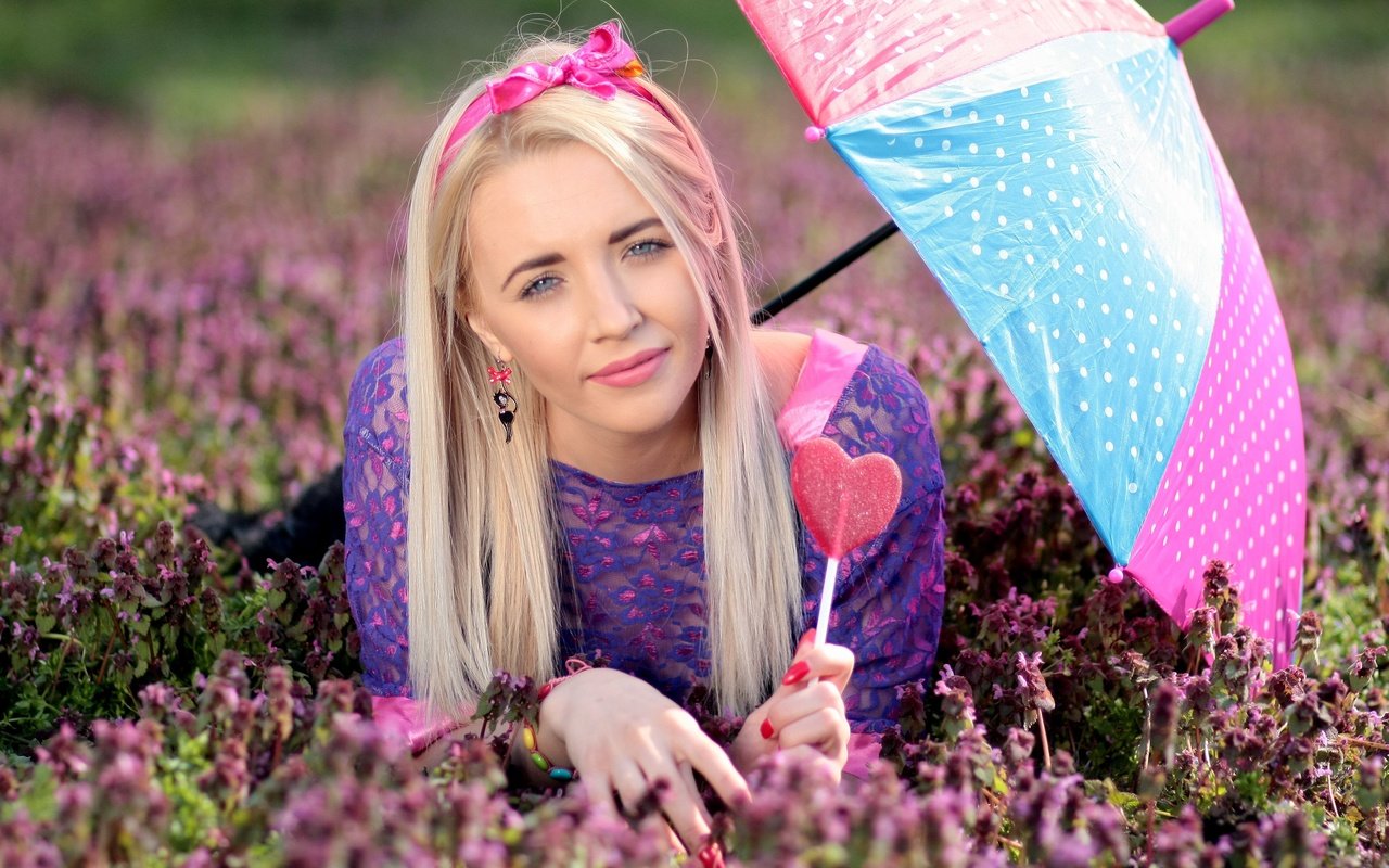 Обои цветы, природа, девушка, блондинка, зонт, леденец, маникюр, flowers, nature, girl, blonde, umbrella, lollipop, manicure разрешение 4272x2848 Загрузить