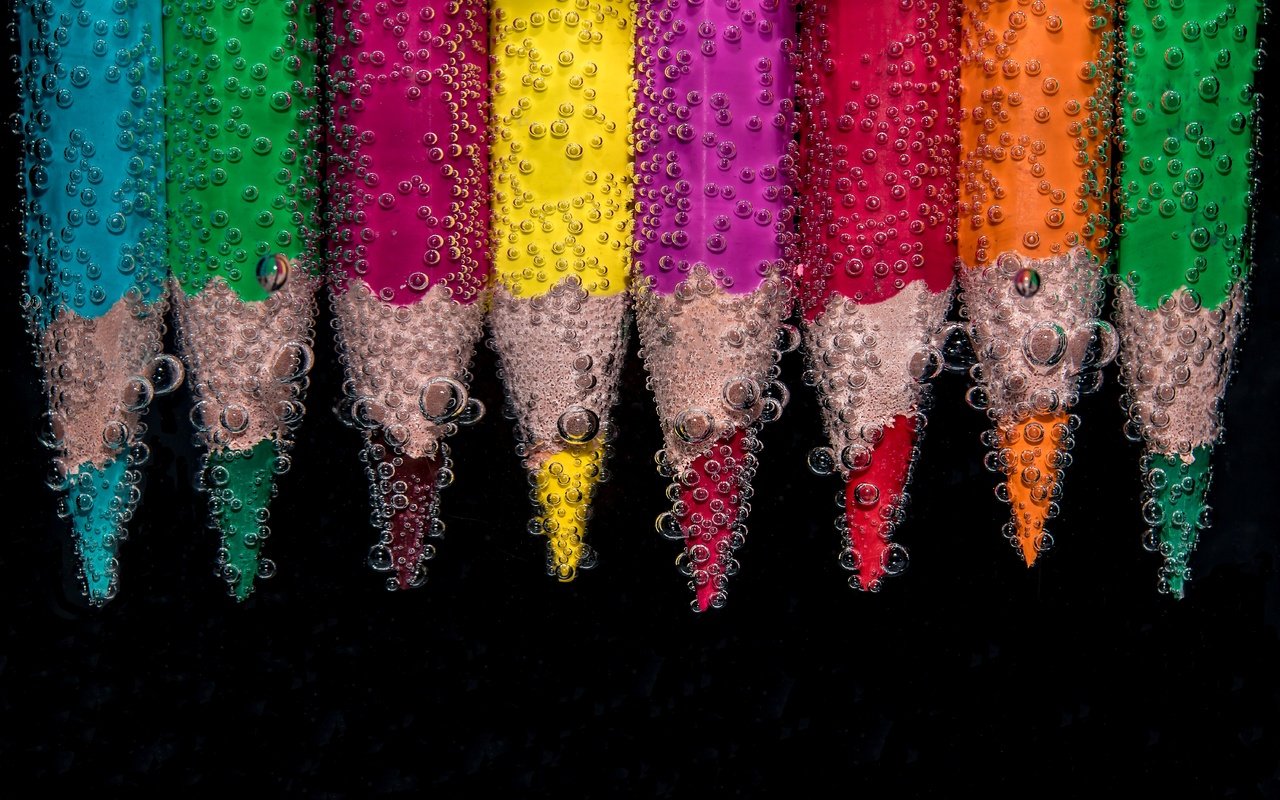 Обои вода, капли, разноцветные, карандаши, черный фон, пузырьки, цветные карандаши, water, drops, colorful, pencils, black background, bubbles, colored pencils разрешение 6000x4000 Загрузить
