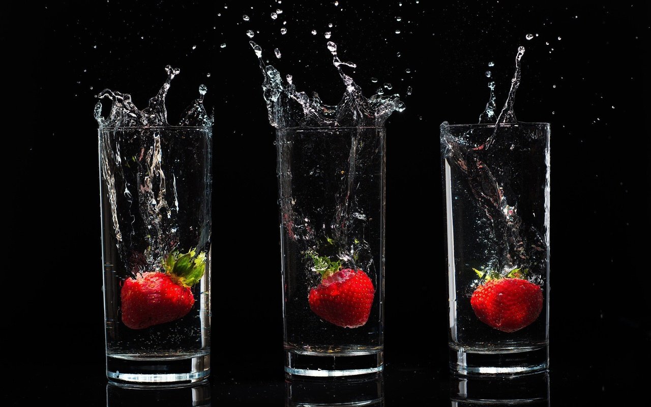 Обои вода, капли, клубника, брызги, черный фон, ягоды, стаканы, water, drops, strawberry, squirt, black background, berries, glasses разрешение 2048x1367 Загрузить
