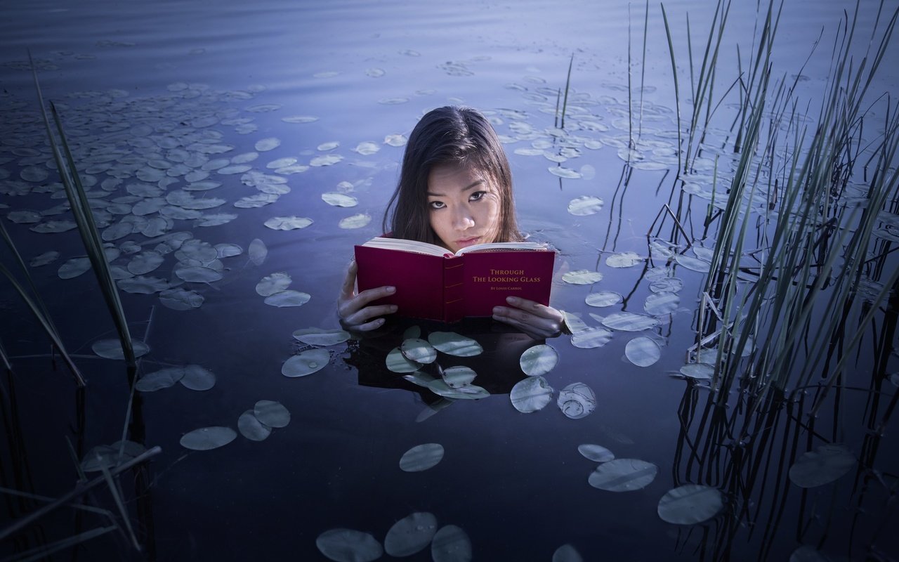 Обои озеро, природа, девушка, настроение, взгляд, книга, азиатка, lake, nature, girl, mood, look, book, asian разрешение 3600x2400 Загрузить