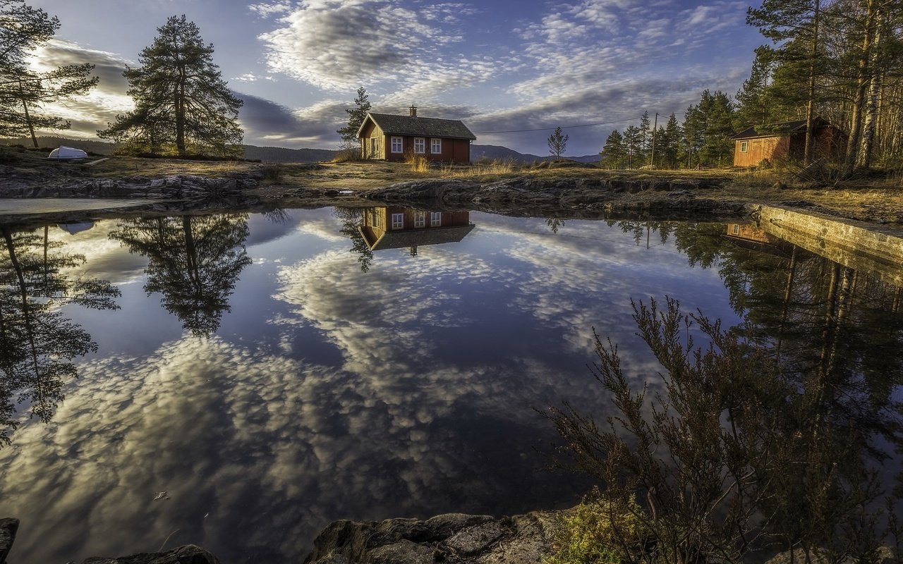 Обои облака, деревья, озеро, отражение, дома, дом, норвегия, рингерике, clouds, trees, lake, reflection, home, house, norway, ringerike разрешение 2048x1152 Загрузить