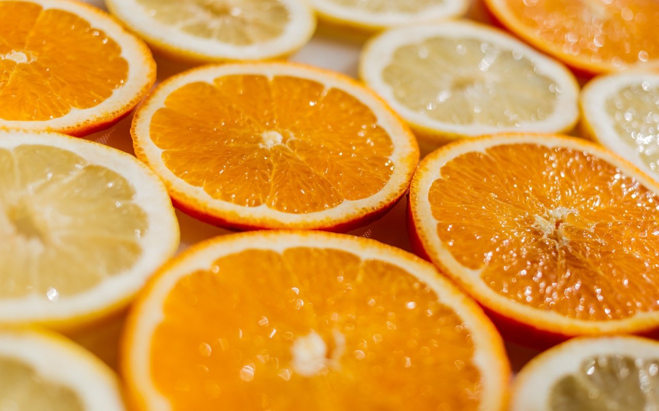 Обои фрукты, апельсины, дольки, в, и, лимоны, цитрусы, fruit, oranges, slices, in, and, lemons, citrus разрешение 2880x1920 Загрузить