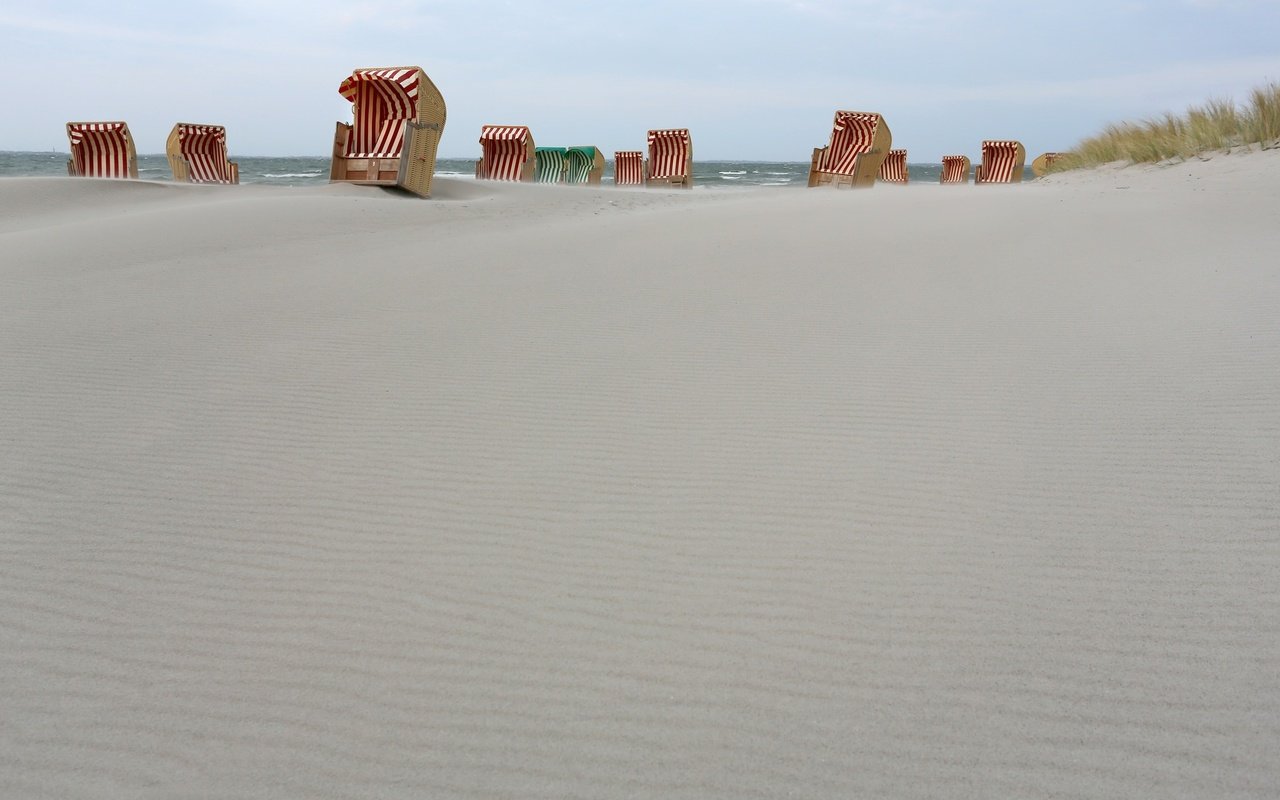 Обои море, песок, пляж, шезлонг, matthias besant, sea, sand, beach, chaise разрешение 2048x1310 Загрузить