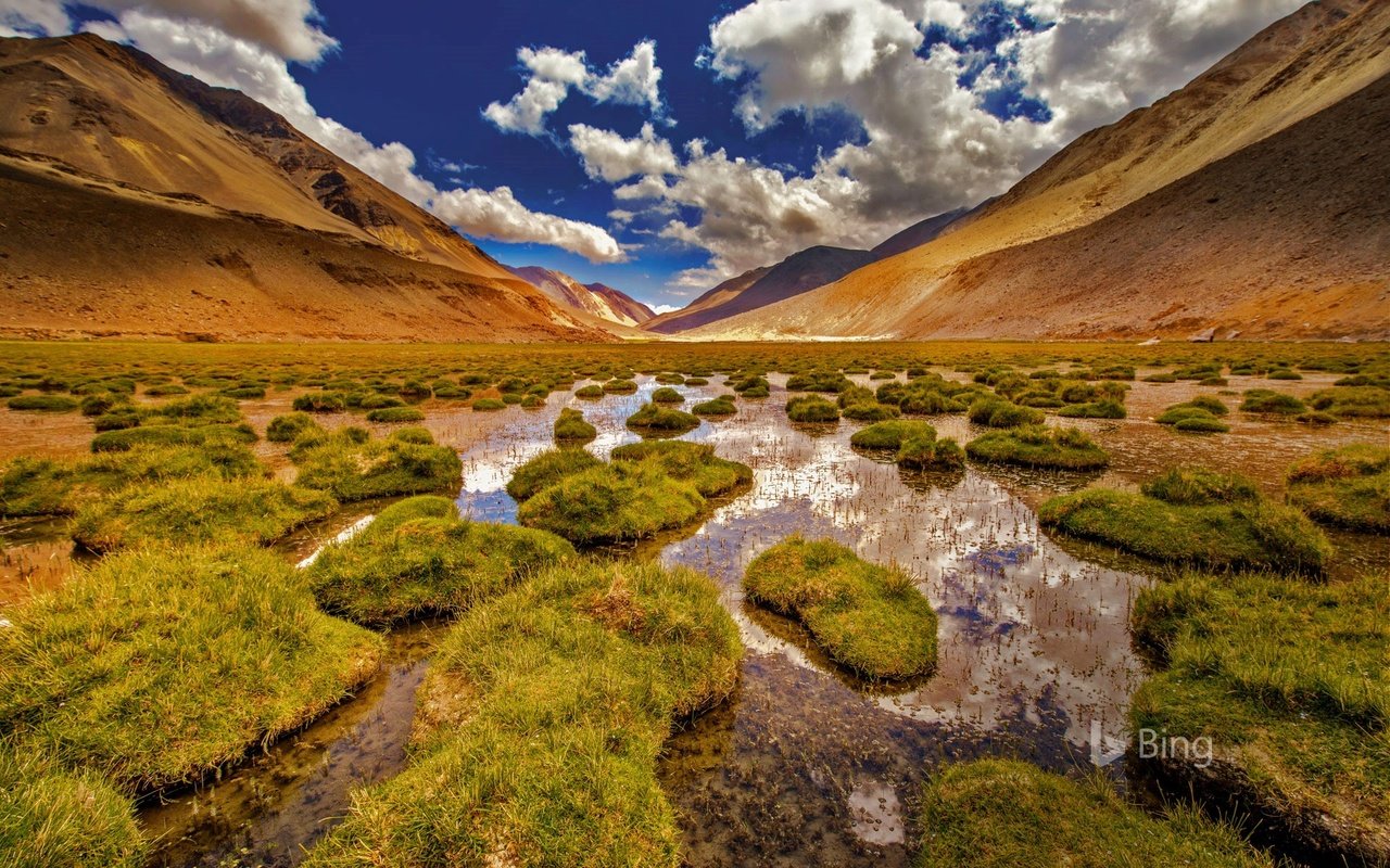 Обои небо, облака, река, холмы, природа, камни, ручей, индия, the sky, clouds, river, hills, nature, stones, stream, india разрешение 1920x1200 Загрузить