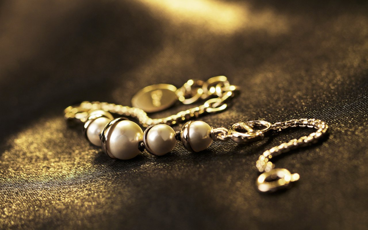 Обои блеск, браслет, золото, ожерелье, жемчуг, ювелирные украшения, аксессуар, zsunfh, shine, bracelet, gold, necklace, pearl, jewelry, accessory разрешение 1920x1200 Загрузить