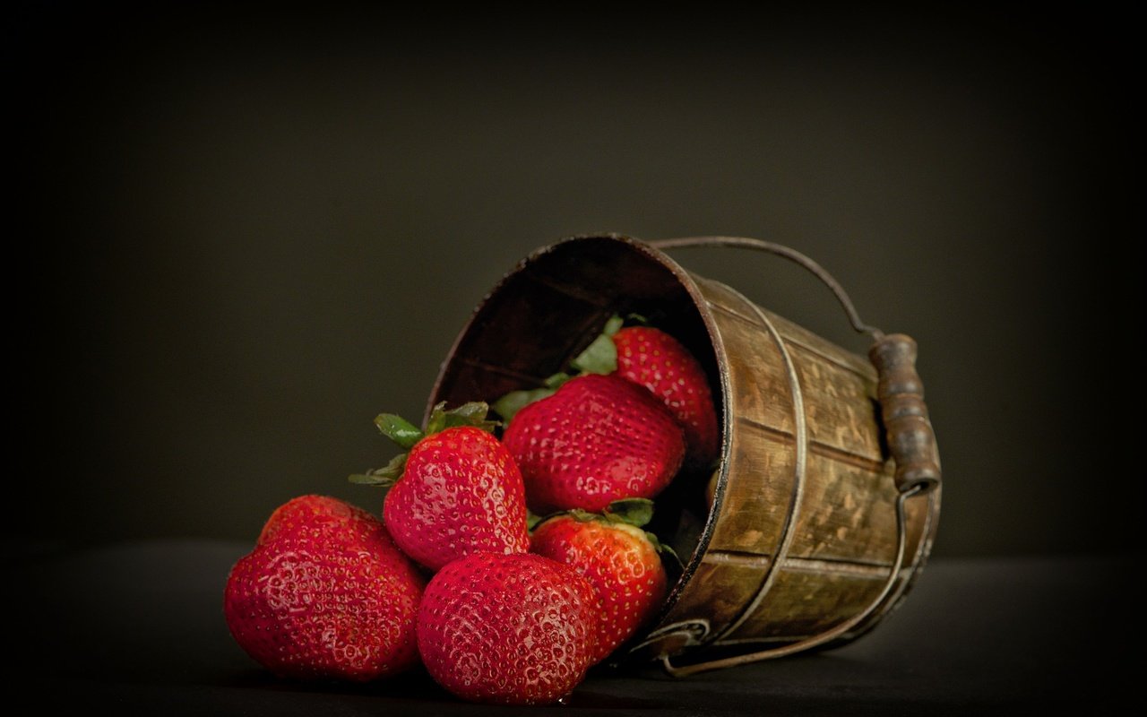 Обои клубника, темный фон, ягоды, натюрморт, ведерко, strawberry, the dark background, berries, still life, bucket разрешение 1920x1281 Загрузить