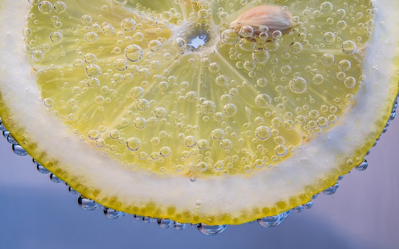 Обои капли, лимон, пузырьки, долька, крупным планом, drops, lemon, bubbles, slice, closeup разрешение 1920x1280 Загрузить