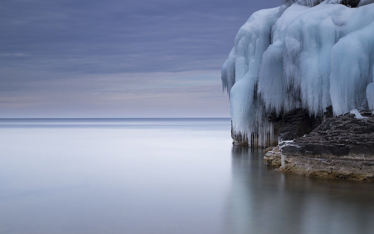 Обои небо, море, скала, горизонт, лёд, сосульки, ледник, глыба, the sky, sea, rock, horizon, ice, icicles, glacier, lump разрешение 2300x1533 Загрузить