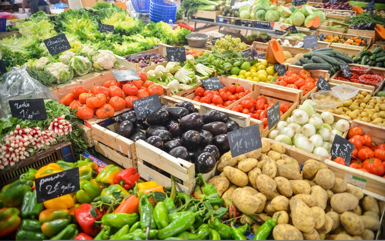 Обои рынок, овощи, помидоры, баклажаны, капуста, картофель, перцы, ценник, market, vegetables, tomatoes, eggplant, cabbage, potatoes, peppers, the price tag разрешение 7360x4912 Загрузить