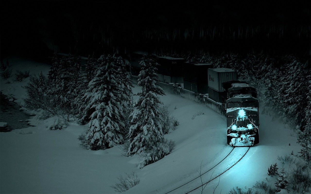 Обои ночь, товарный поезд, снег, железная дорога, природа, лес, зима, поезд, тепловоз, night, snow, railroad, nature, forest, winter, train, locomotive разрешение 1920x1200 Загрузить