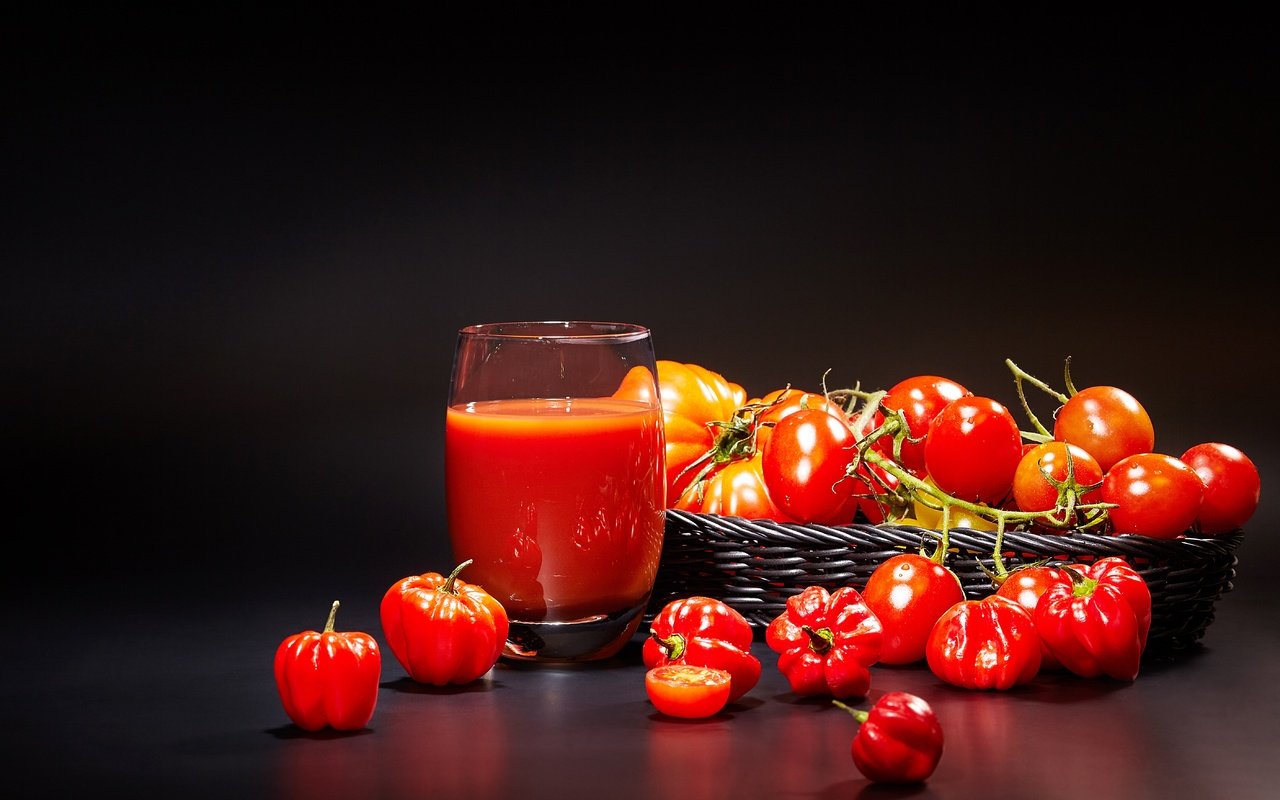 Обои черный фон, овощи, стакан, корзинка, помидоры, перец, сок, black background, vegetables, glass, basket, tomatoes, pepper, juice разрешение 5616x3744 Загрузить