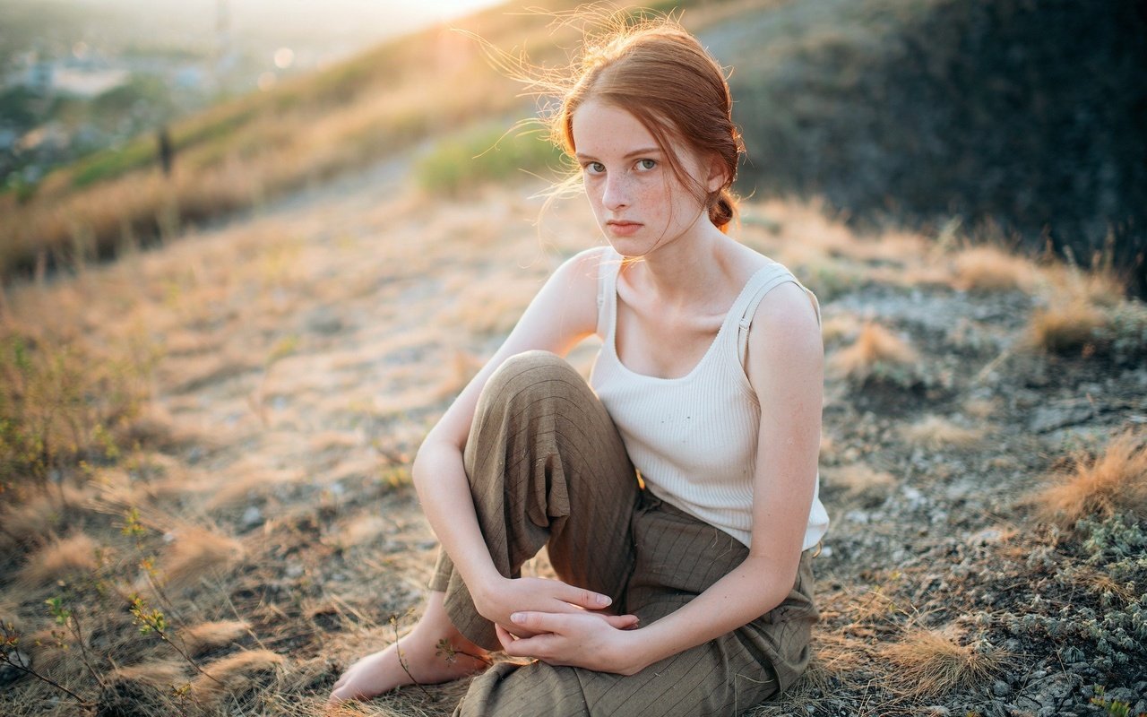 Обои девушка, настроение, взгляд, рыжая, веснушки, сидя, girl, mood, look, red, freckles, sitting разрешение 1920x1280 Загрузить