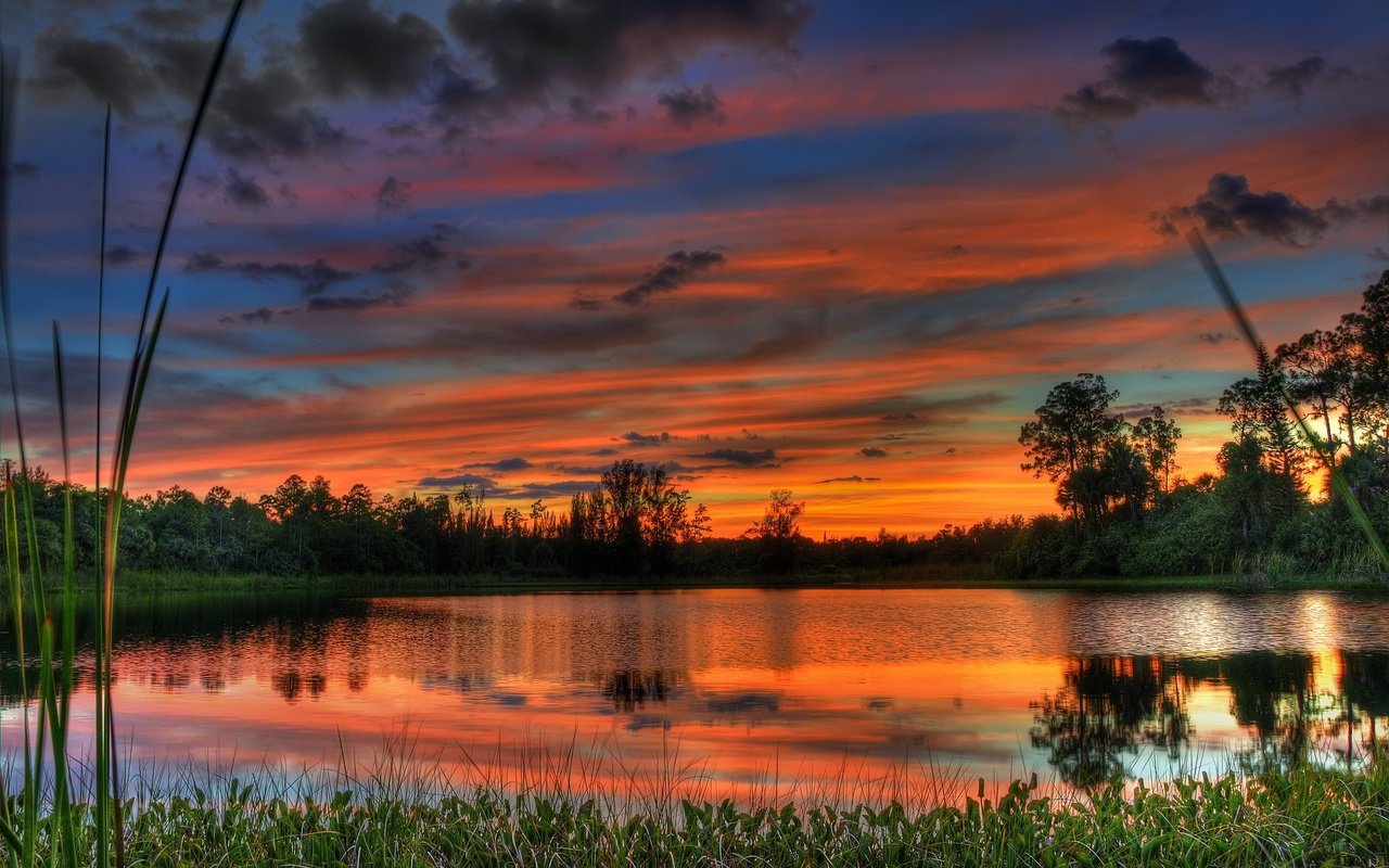 Обои небо, облака, вода, озеро, природа, закат, пейзаж, the sky, clouds, water, lake, nature, sunset, landscape разрешение 2048x1358 Загрузить