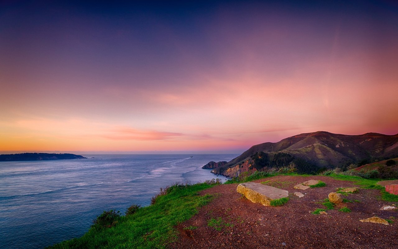 Обои небо, горы, закат, море, горизонт, побережье, the sky, mountains, sunset, sea, horizon, coast разрешение 2048x1365 Загрузить