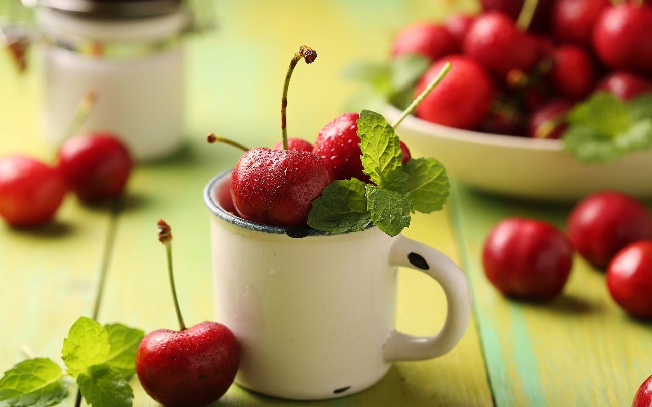 Обои мята, доски, черешня, кружка, ягоды, вишня, миска, mint, board, cherry, mug, berries, bowl разрешение 2048x1365 Загрузить