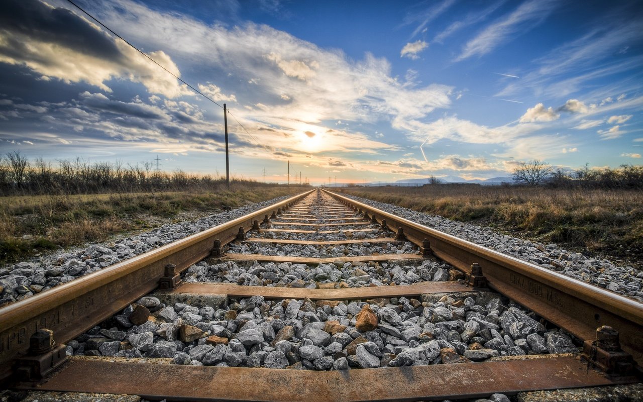 Обои небо, облака, железная дорога, рельсы, горизонт, гор, the sky, clouds, railroad, rails, horizon разрешение 3500x2333 Загрузить