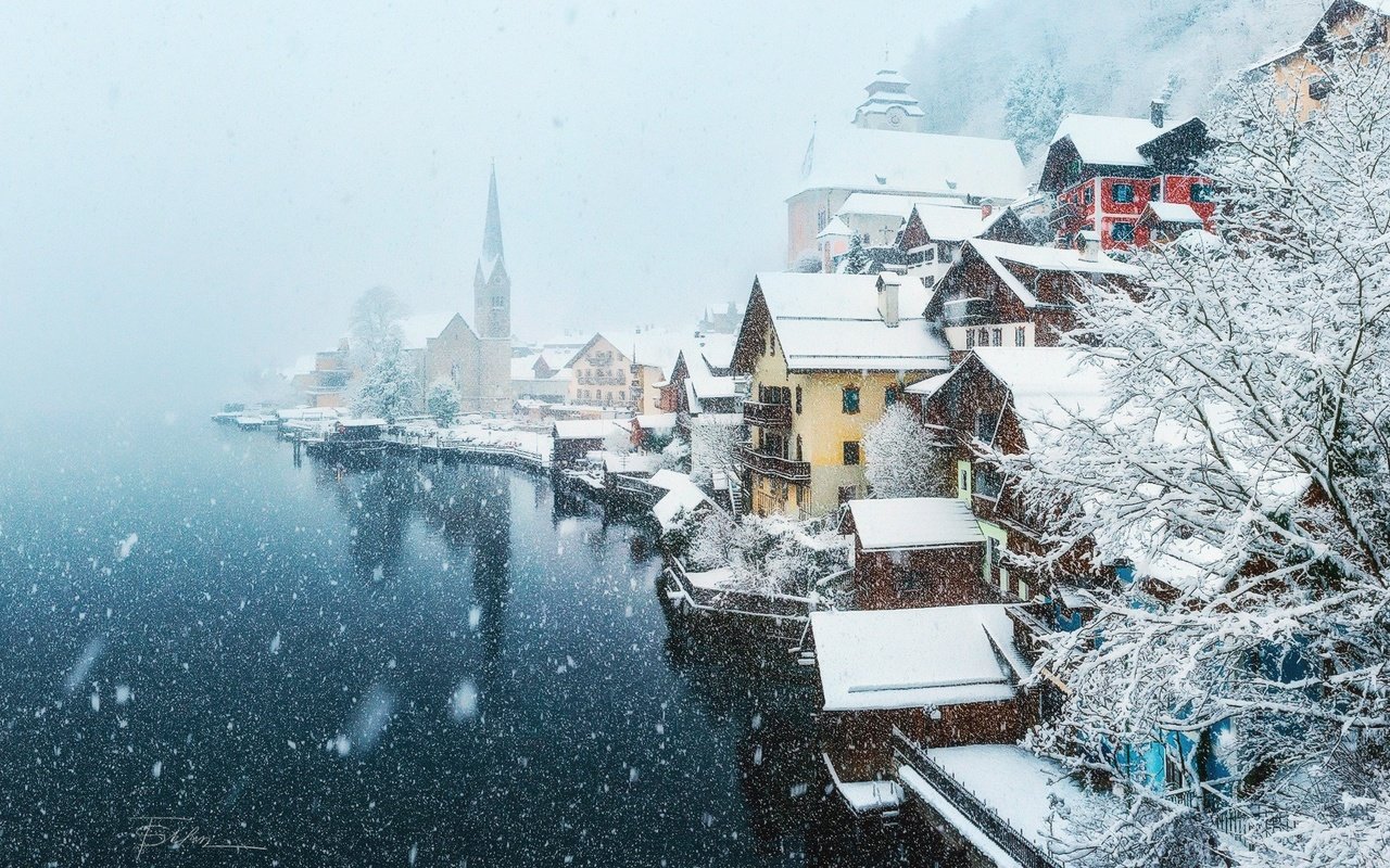 Обои озеро, снег, зима, город, австрия, дома, здания, гальштат, lake, snow, winter, the city, austria, home, building, hallstatt разрешение 1920x1200 Загрузить