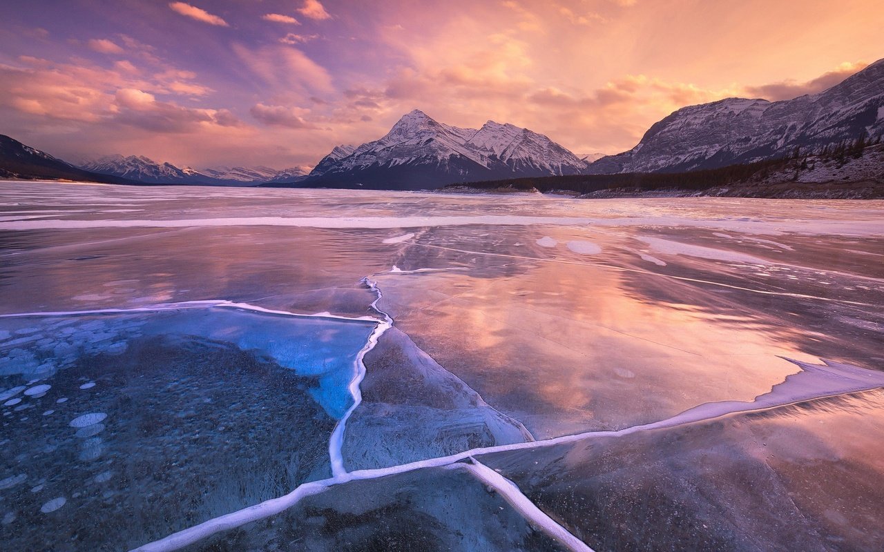 Обои небо, канада, облака, альберта, озеро, abraham lake, горы, природа, закат, зима, лёд, the sky, canada, clouds, albert, lake, mountains, nature, sunset, winter, ice разрешение 3840x2160 Загрузить