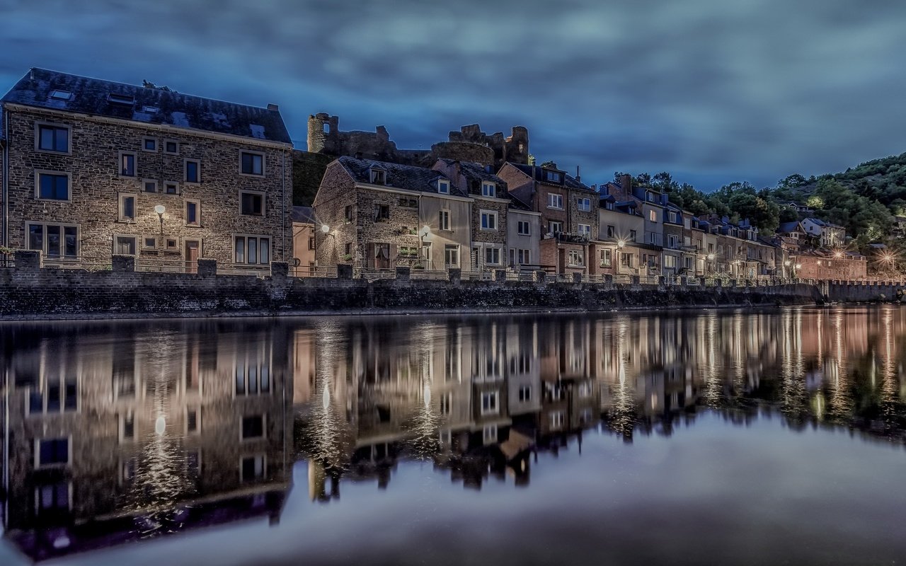 Обои отражение, город, люксембург, бельгия, ларош, reflection, the city, luxembourg, belgium, laroche разрешение 2048x1287 Загрузить