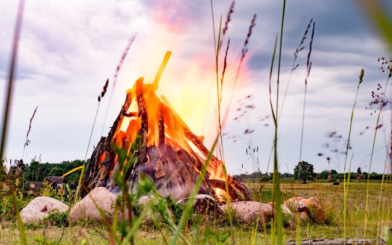 Обои трава, природа, камни, лето, огонь, костёр, grass, nature, stones, summer, fire, the fire разрешение 3840x2160 Загрузить