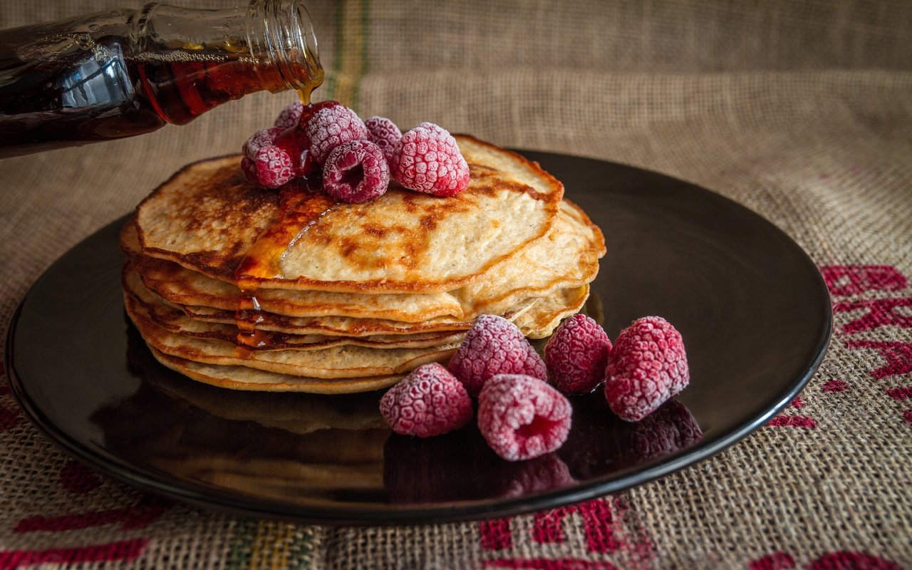 Обои малина, ягоды, блинчики, блины, сироп, raspberry, berries, pancakes, syrup разрешение 5184x3262 Загрузить