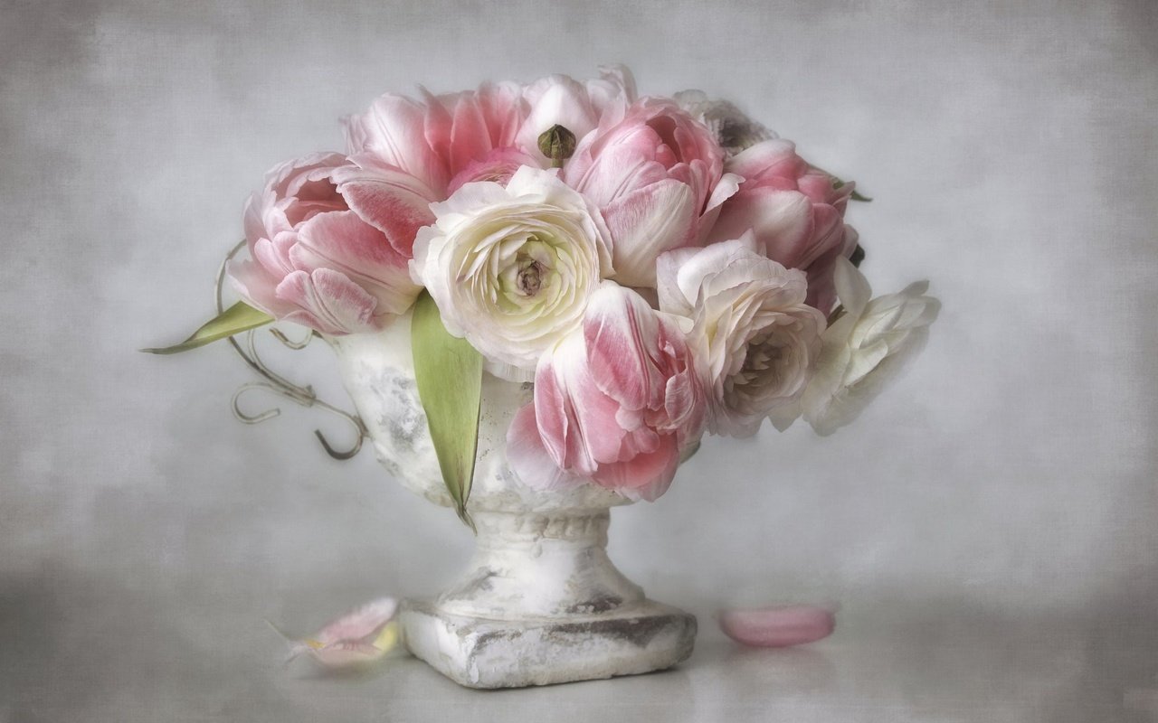 Обои цветы, ваза, арт, живопись, фон, ранункулюсы, лепестки, букет, тюльпаны, розовые, белые, flowers, vase, art, painting, background, ranunculus, petals, bouquet, tulips, pink, white разрешение 2048x1365 Загрузить