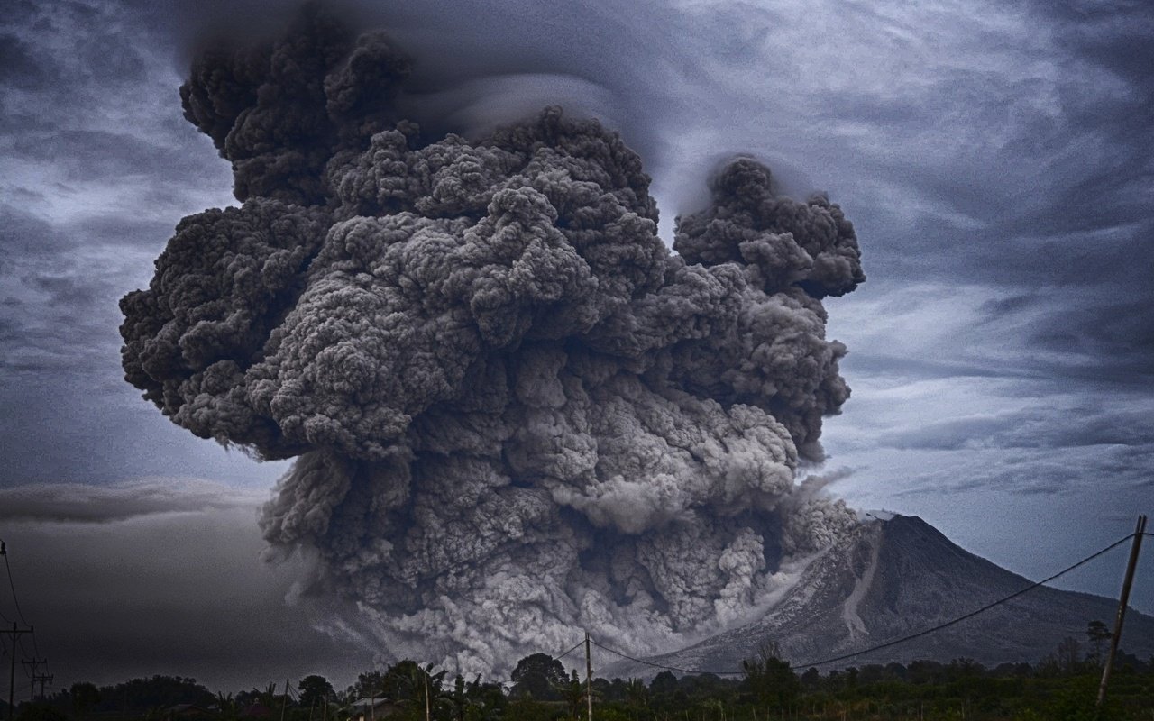 Обои горы, природа, дым, извержение, вулкан, пепел, стихия, mountains, nature, smoke, the eruption, the volcano, ash, element разрешение 1920x1442 Загрузить