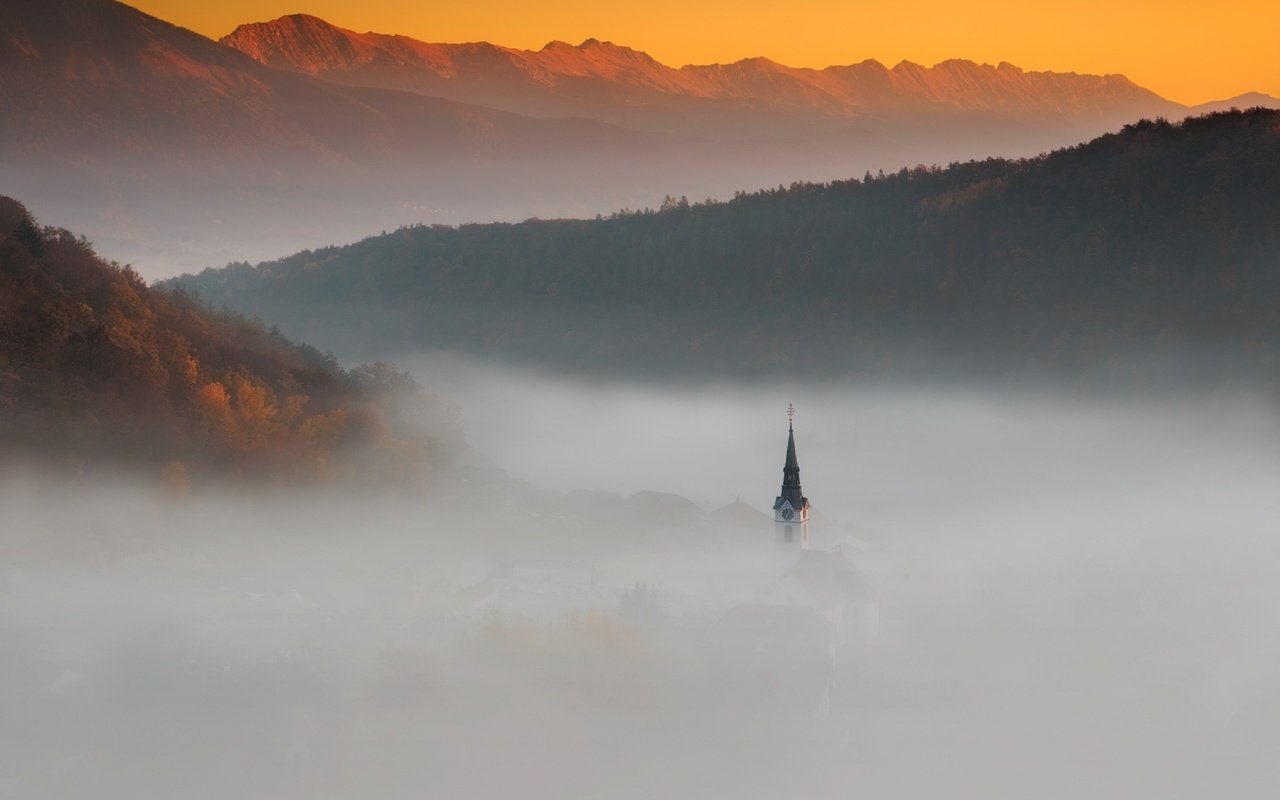 Обои облака, горы, природа, туман, церковь, словения, clouds, mountains, nature, fog, church, slovenia разрешение 2560x1706 Загрузить