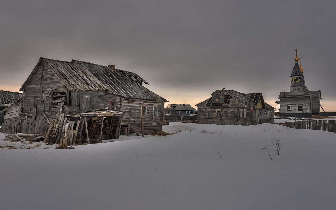 Обои снег, зима, утро, деревня, дома, церковь, мурманская область, snow, winter, morning, village, home, church, murmansk oblast разрешение 2390x1400 Загрузить