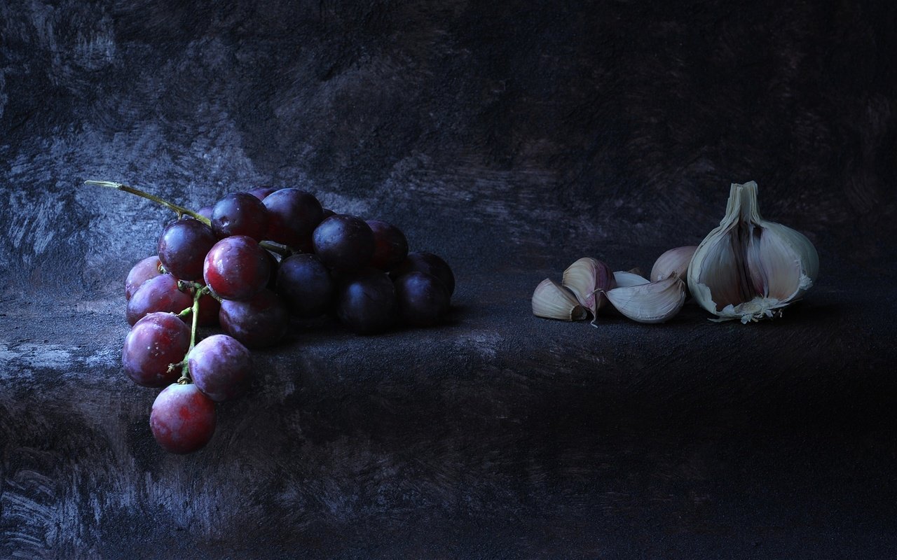 Обои виноград, гроздь, натюрморт, чеснок, grapes, bunch, still life, garlic разрешение 2159x1165 Загрузить
