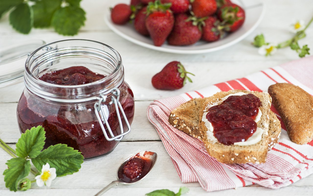 Обои клубника, бутерброд, джем, хлеб, ягоды, баночка, варенье, strawberry, sandwich, jam, bread, berries, jar разрешение 3840x2400 Загрузить